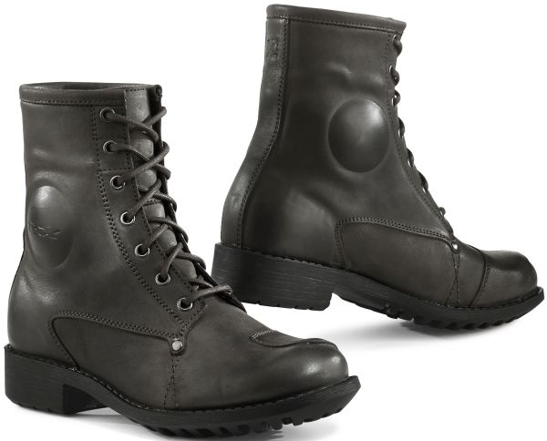 Lady Blend Waterproof ist der perfekte Stiefel für alle weiblichen Café-Racer-Fans, die ihrem persönlichen Stil auch mit ihrer Kleidung Ausdruck verleihen wollen. Hochwertiges, gebürstetes Narbenleder sorgt für einen ansprechenden Retro-Look, die Passform wurde speziell für Damenfüsse entwickelt. Das Ergebnis ist ein bequemer und modischer Motorradstiefel mit vollwertiger Sicherheitsausstattung. Material Vintage Vollnarbenleder Futter Wasserfest Protektoren Knöchel-, Zehen- und Fersenverstärkung, Leder Schaltverstärkung. Dieser Stiefel ist CE-zertifiziert gemäss der Norm EN 13634:2015 Verschluss Schnürsystem Einlegesohle Anatomisch geformt und herausnehmbar Sohle Hochwiderstandsfähige Gummisohle im Vintage-Look, mit groben Profilblöcken und 3,5 cm hohem Absatz